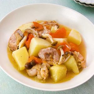 「鶏肉とじゃがいものトマト煮」のレシピ動画