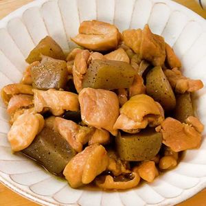 「鶏肉とこんにゃくの煮物」のレシピ動画