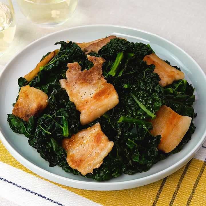 ごはんにもお酒にも合う 黒キャベツと豚バラ肉のガーリック蒸しのレシピ動画 作り方 Delish Kitchen