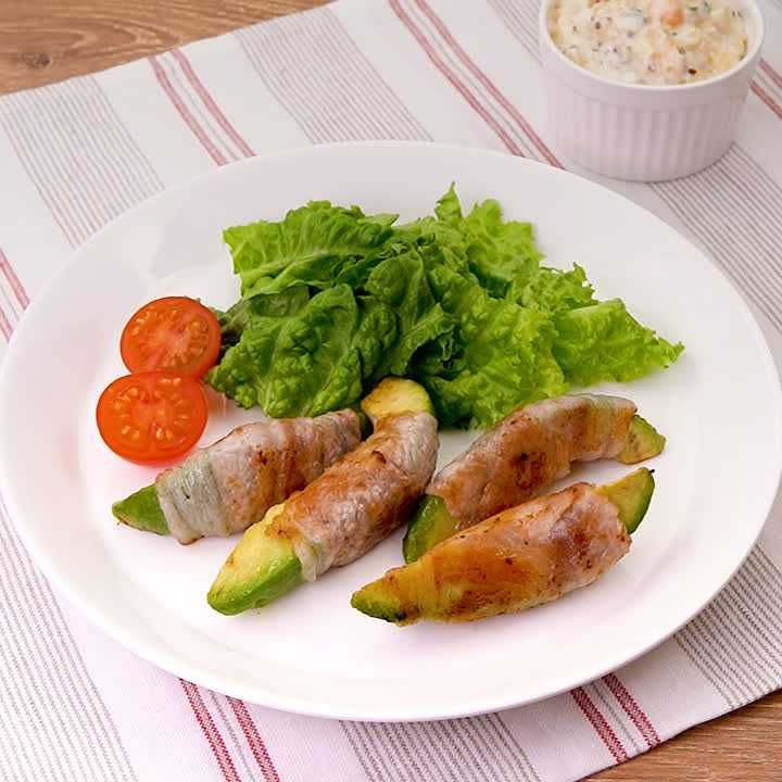肉巻きアボカドの新玉ねぎヨーグルトタルタル