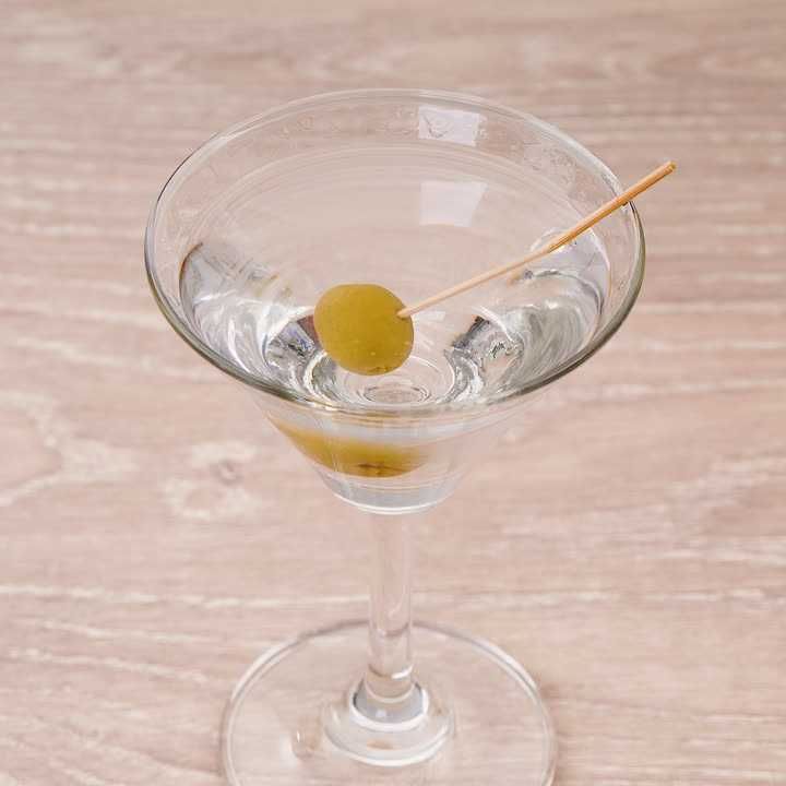 おいしいカクテルの作り方！ ウォッカマティーニのレシピ動画・作り方 DELISH KITCHEN