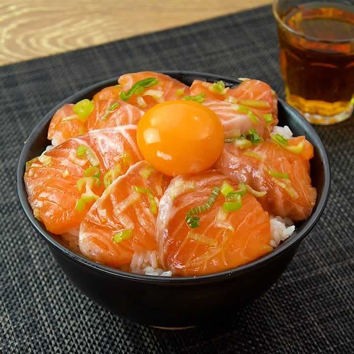 ネギサーモン 漬けるだけの簡単レシピ♪ ピリ辛ねぎ塩サーモン丼のレシピ動画