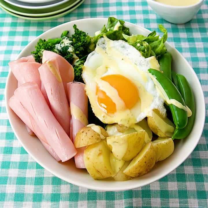 春野菜の目玉焼きのっけサラダ