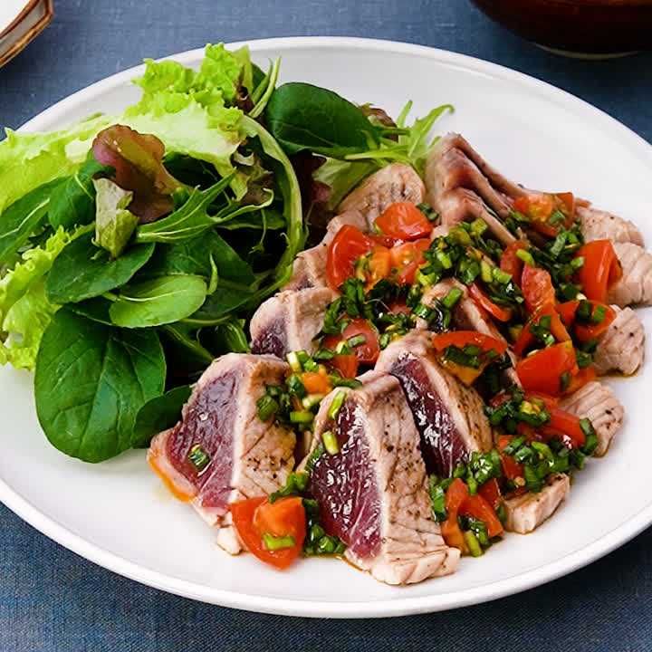 カツオのステーキニラトマトソースがけ