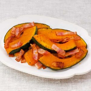 「ベーコンとかぼちゃのペッパー炒め」のレシピ動画