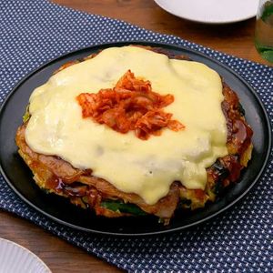 「とろ〜りチーズの豚キムチお好み焼き」のレシピ動画