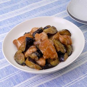 「鶏肉となすのみそバター炒め」のレシピ動画