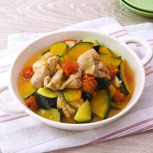 「夏野菜と鶏肉のレンジ蒸し」のレシピ動画
