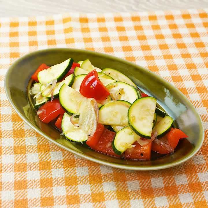 ズッキーニとパプリカのオリーブオイルあえ