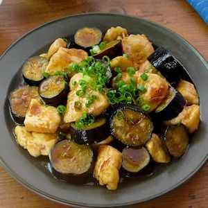 「鶏むね肉となすのこってり炒め」のレシピ動画
