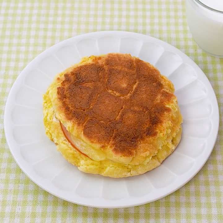 メロンパンのハムチーズホットサンド