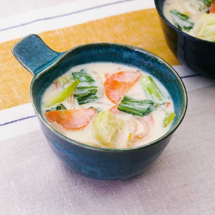 チンゲン菜とにんじんの豆乳みそスープ