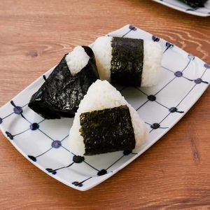 「おにぎりの海苔の巻き方」のレシピ動画