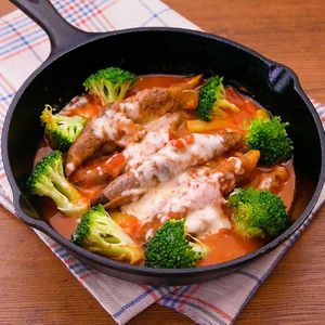 「肉巻きなすのトマトチーズ煮」のレシピ動画