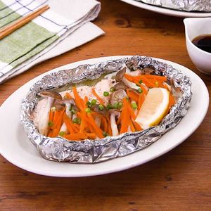 「フライパンで作る鮭のホイル焼き」のレシピ動画