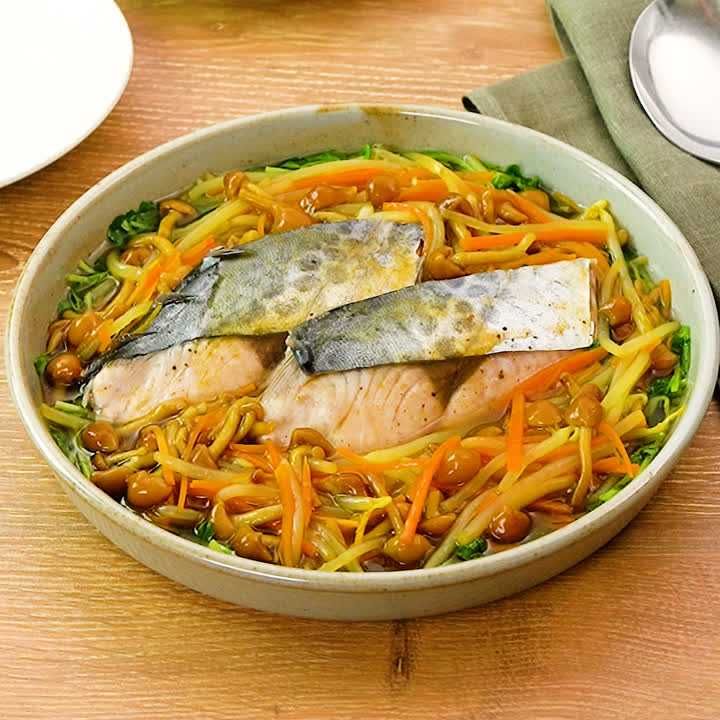 蒸しサワラのなめこカレーあんかけ
