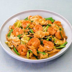 えびとキャベツのオイマヨ卵炒め