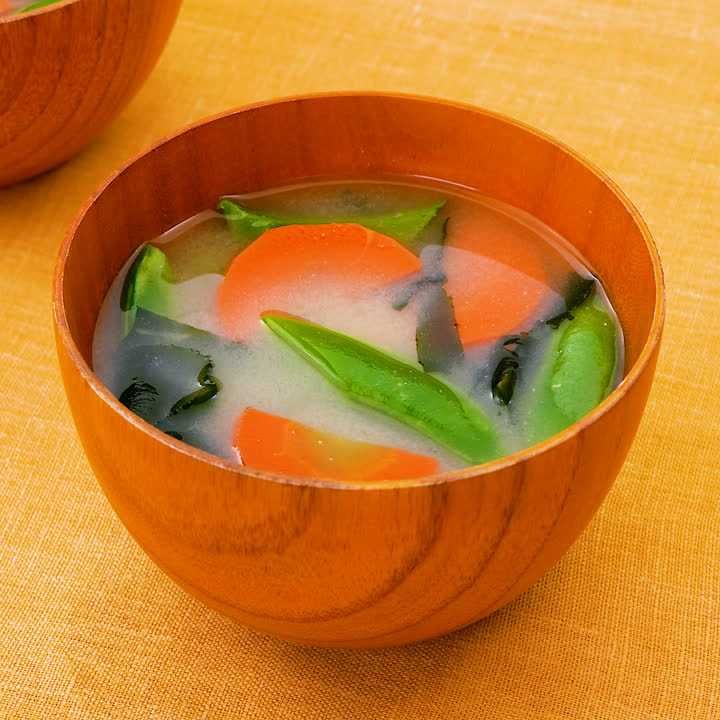 スナップエンドウとにんじんの味噌汁