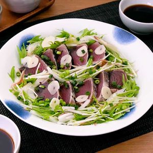 「カツオのたたきサラダ仕立て」のレシピ動画