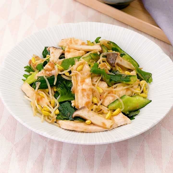鶏むね肉と豆もやしの大葉あえ