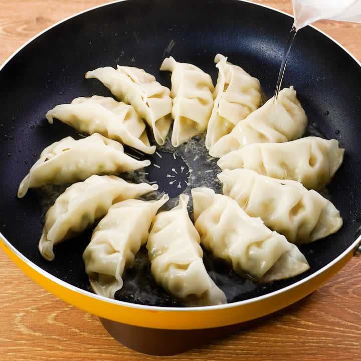 料理の基本！ 生餃子の焼き方のレシピ動画・作り方 | デリッシュキッチン