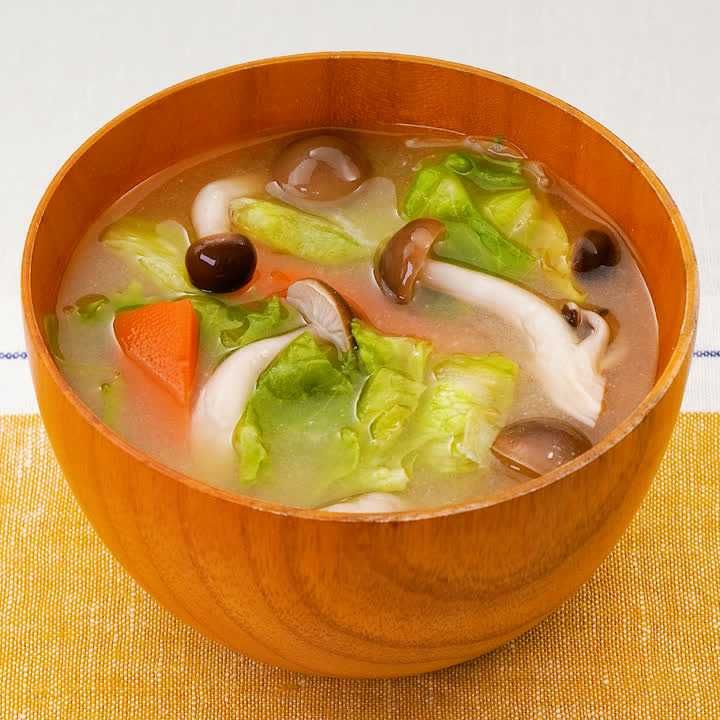 レタスとしめじの味噌汁