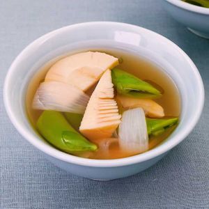 たけのことスナップエンドウの中華スープ