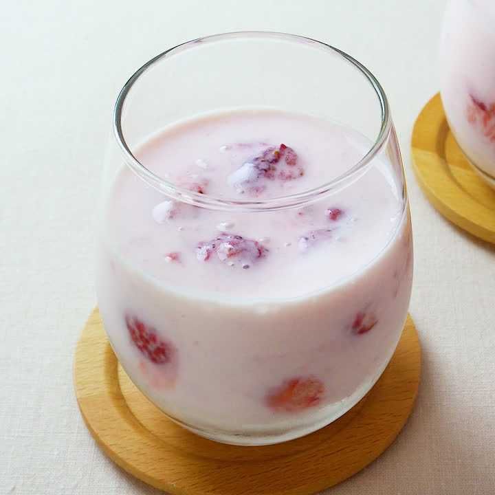 つぶつぶいちごのヨーグルトスムージー