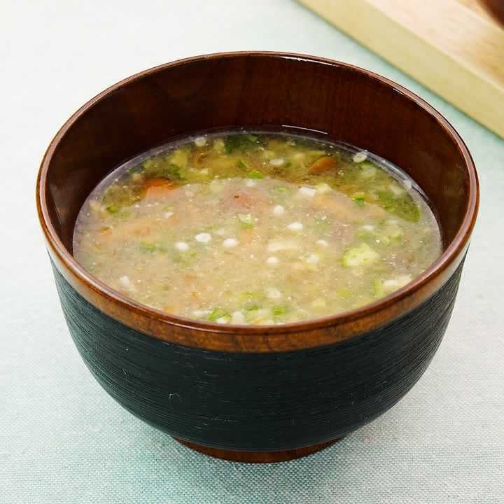 たたきオクラとなめこの味噌汁
