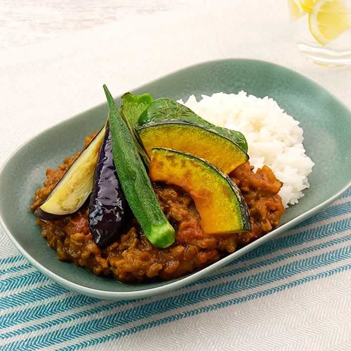 緑が鮮やか♪オクラをトッピングに使ったカレーの人気レシピ4選
