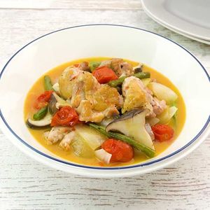「鶏肉と夏野菜のガーリックオイル蒸し」のレシピ動画
