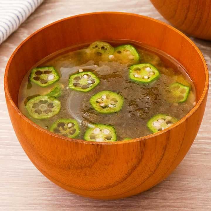 玉ねぎととろろ昆布のみそ汁