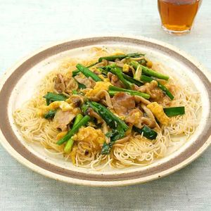「かた焼きそうめんのニラ玉あんかけ」のレシピ動画