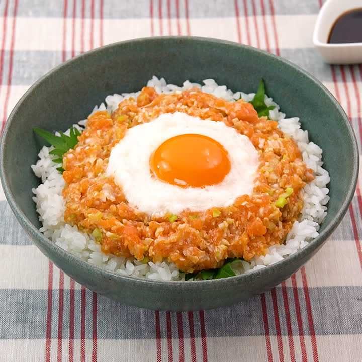 サーモンのとろ玉なめろう丼
