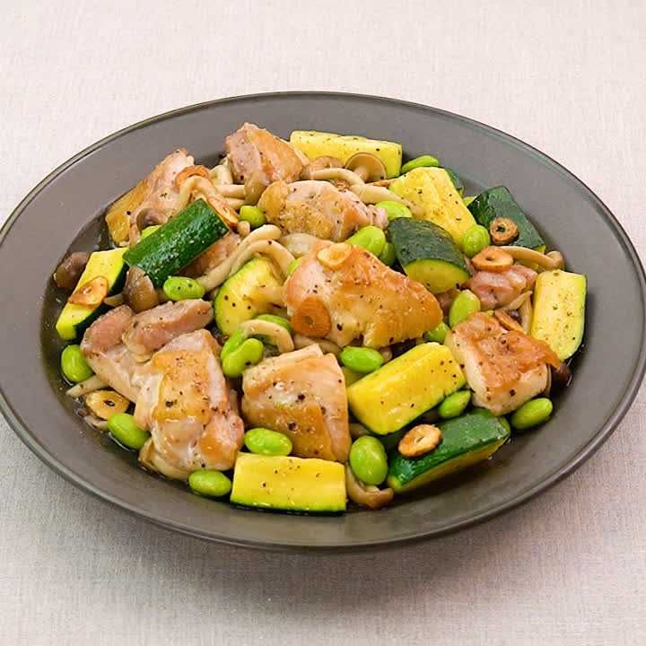 鶏ももとズッキーニのガーリックペッパー炒め