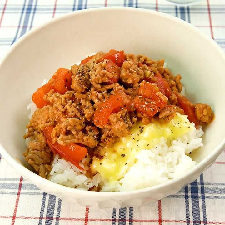 ケチャップ味がやみつき♪ トマト肉そぼろのチーズ丼のレシピ動画 