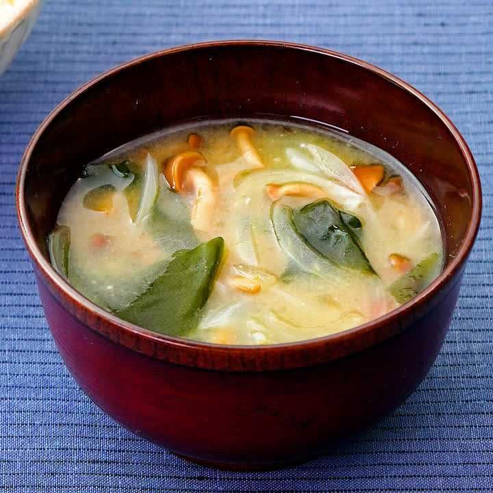 玉ねぎとなめこのみそ汁
