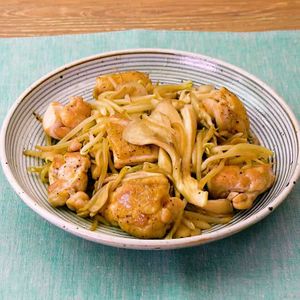 「鶏肉ときのこのバター醤油炒め」のレシピ動画
