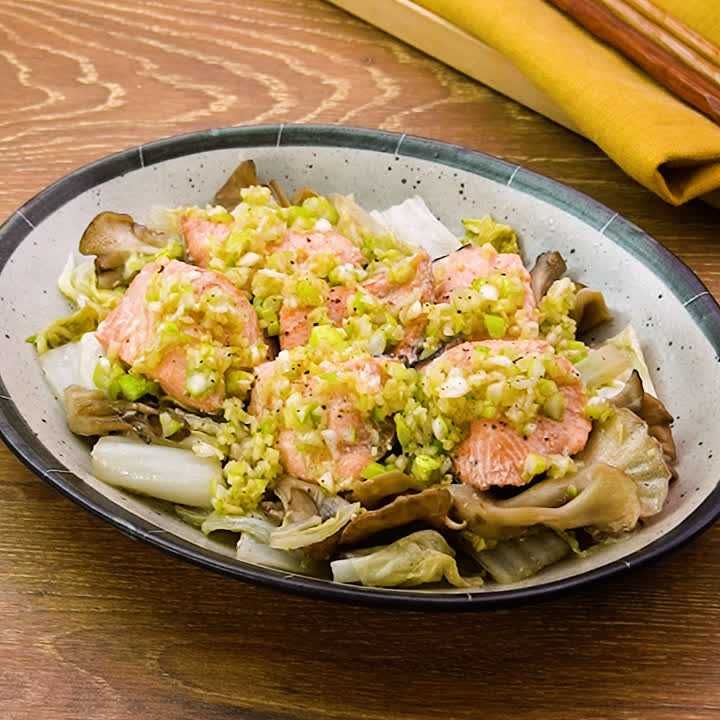 蒸し鮭のねぎ生姜だれがけ