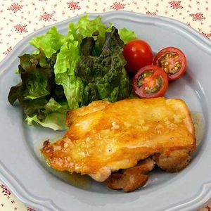 「鶏肉のガーリックレモンバターソテー」のレシピ動画