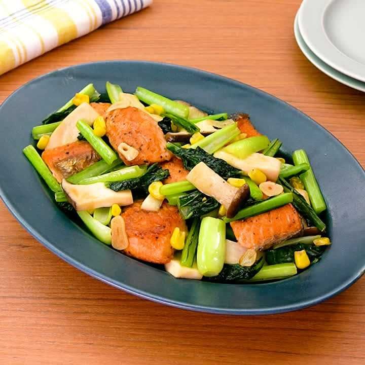 鮭と小松菜のガリバタ炒め