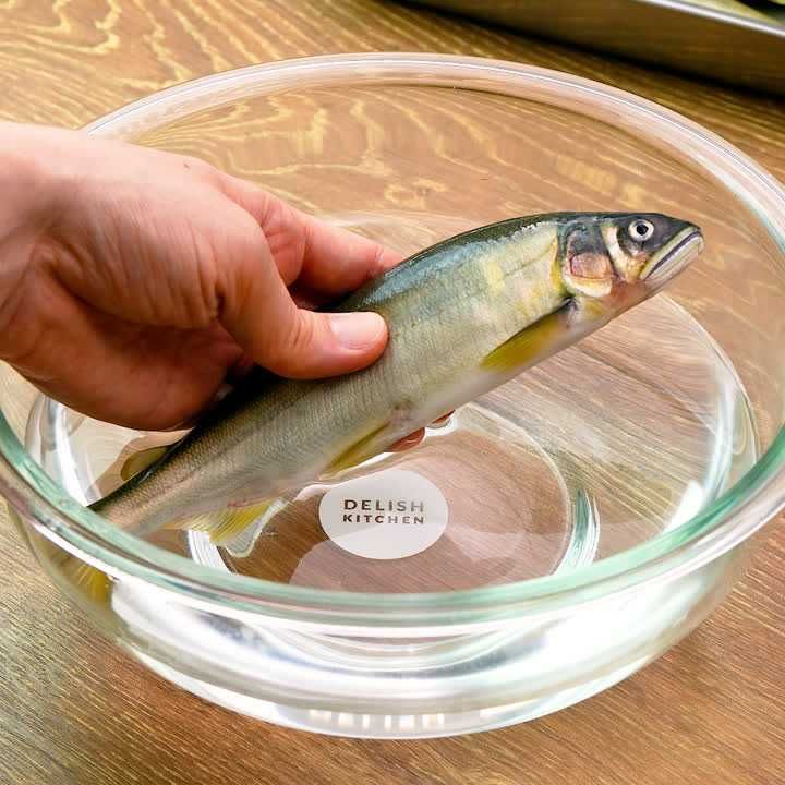 鮎の塩焼きの下ごしらえ