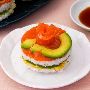 「アボカドとサーモンのミニ寿司ケーキ」のレシピ動画