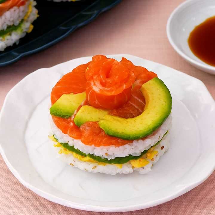 アボカドとサーモンのミニ寿司ケーキ