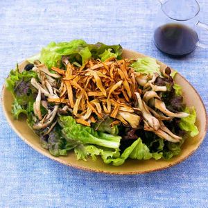 「きのこと揚げごぼうのサラダ」のレシピ動画