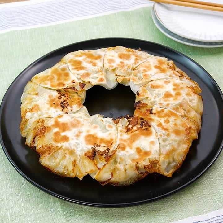 お手軽！時短献立♪ 包まないジャンボ焼き餃子のレシピ動画・作り方