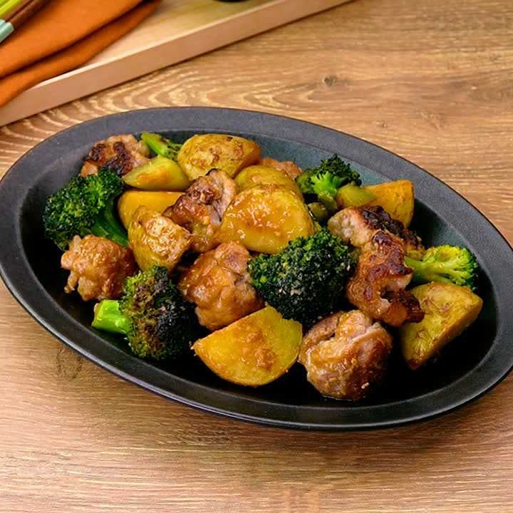 新じゃがと豚こま団子のにんにくみそ炒め