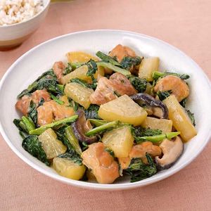 「鶏肉と春菊の白みそ炒め煮」のレシピ動画