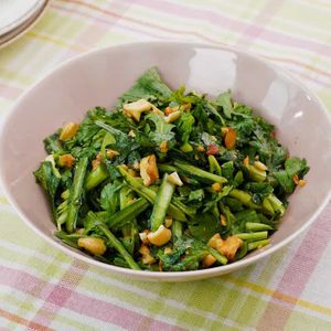 「春菊とナッツのしょうゆ麹サラダ」のレシピ動画