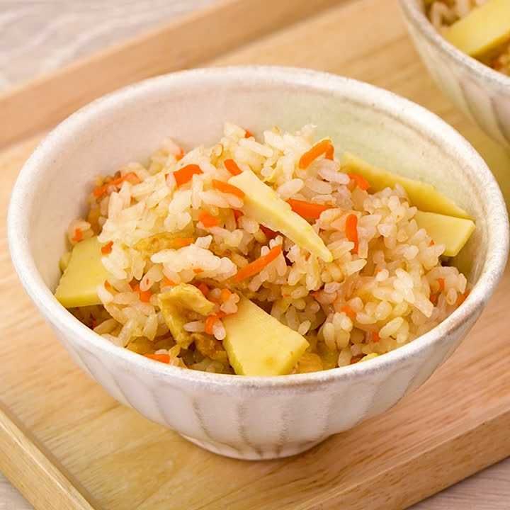 油揚げとにんじんのたけのこご飯